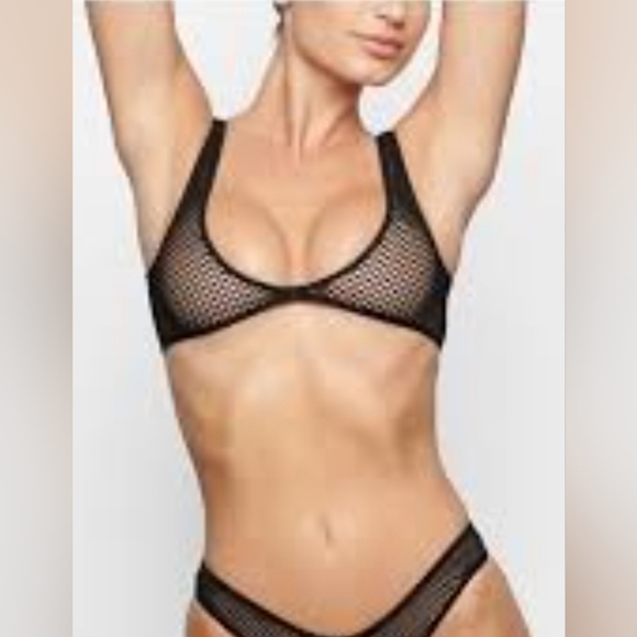 SKIMS Other - SKIMS PERFORATED SEAMLESS SKIMPY SCOOP BRALETTE/ MEDIUM/ONYX/ NWT